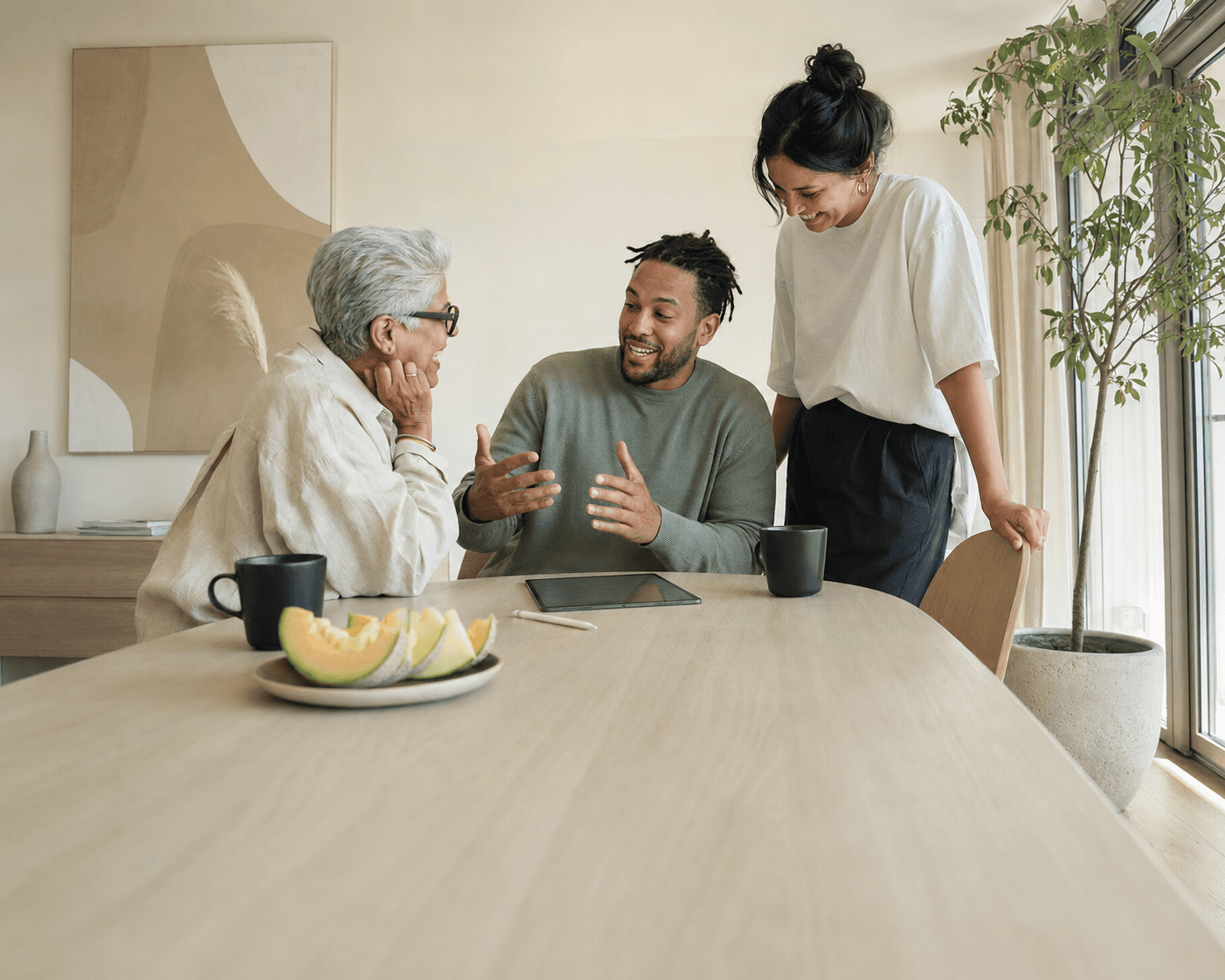 Familie aan tafel in een warme, moderne keuken