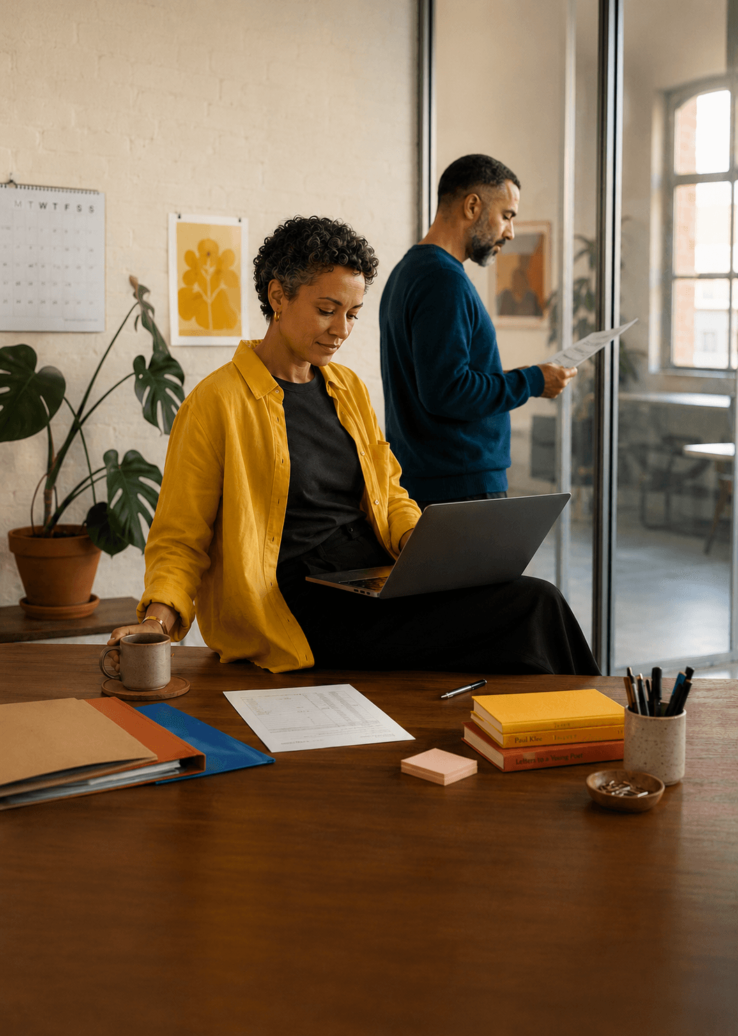 Co-founders aan de werktafel achter één scherm